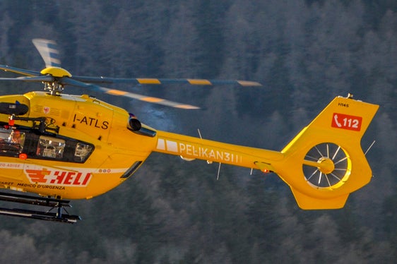 L'assessore provinciale alla Salute e alla Prevenzione sanitaria Messner: “Il servizio di elisoccorso provinciale presso la base HEMS di Lasa è necessario per garantire anche alla Val Venosta tempi di risposta paragonabili alle altre aree della provincia e per coprire la domanda complessiva di missioni di elisoccorso, che è aumentata notevolmente negli ultimi 15 anni.” La foto mostra il Pelikan 3 di stanza a Lasa (Foto: ASP/Alberto Betto)
