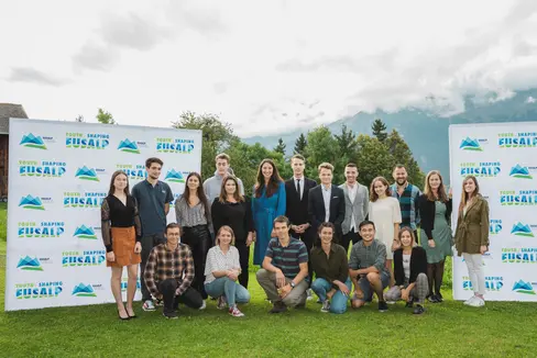 Südtiroler Jugendliche zwischen 18 und 29 Jahren können sich, wie Jugendliche aus allen Eusalp-Regionen, bis 15. Mai um eine Mitgliedschaft im Jugendrat der europäischen Alpenraumstrategie (im Bild) bewerben. (Foto: Eusalp/Blickfang)