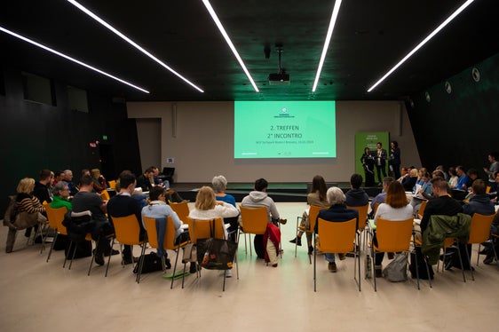 Mit großem Einsatz haben sich die Teilnehmenden am zweiten Treffen des Klimabürgerrats in Bozen an der Diskussion beteiligt. (Foto: LPA/Fabio Brucculeri)