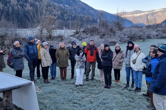 Mitarbeiter des Sachgebietes Flussraummanagement und Gewässerentwicklung im Landeswarnzentrum haben im Zuge der Jahresversammlung von Wetlands International - European Association zur Ilsterner Au an der Rienz im unteren Pustertal geführt. (Foto: LPA/Agentur für Bevölkerungsschutz)