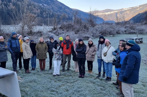 Mitarbeiter des Sachgebietes Flussraummanagement und Gewässerentwicklung im Landeswarnzentrum haben im Zuge der Jahresversammlung von Wetlands International - European Association zur Ilsterner Au an der Rienz im unteren Pustertal geführt. (Foto: LPA/Agentur für Bevölkerungsschutz)