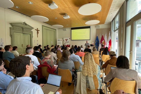 La sala della sede di Bruxelles della Provincia di Bolzano gremita durante il workshop (Foto: ASP/Ufficio di Bruxelles)