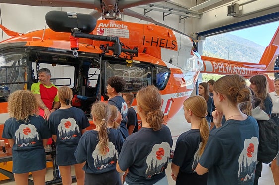 Uno sguardo all’interno dell’elicottero di soccorso Pelikan 3 presso la base di Lasa. (Foto: USP/Protezione civile/Croce Bianca)