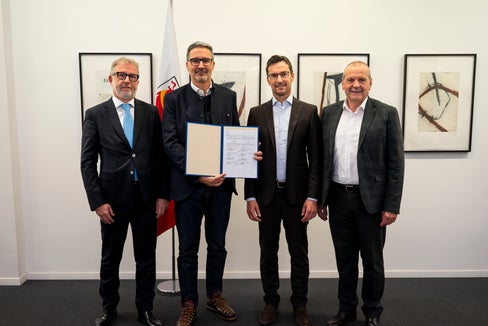 Cooperazione siglata: il presidente di Alperia Green Future Mauro Marchi, il presidente della Provincia Arno Kompatscher, il presidente di Euregio Plus Alexander Gallmetzer e il vicepresidente del Consorzio dei Comuni Roland Demetz (da sinistra) dopo la firma dell'accordo (Foto: USP/Fabio Brucculeri)
