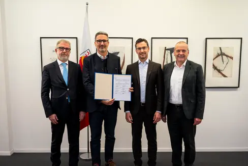 Cooperazione siglata: il presidente di Alperia Green Future Mauro Marchi, il presidente della Provincia Arno Kompatscher, il presidente di Euregio Plus Alexander Gallmetzer e il vicepresidente del Consorzio dei Comuni Roland Demetz (da sinistra) dopo la firma dell'accordo (Foto: USP/Fabio Brucculeri)