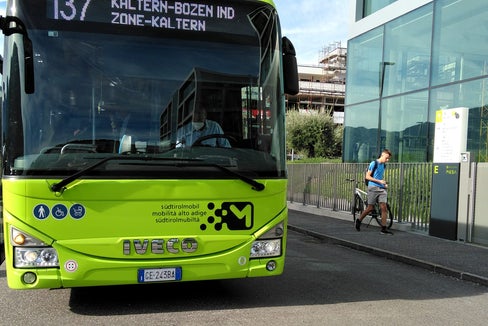 Für die Fahrt zur Arbeit in die Industriezone Bozen Süd oder zur Landesberufsschule Gutenberg gibt es ab 5. September die neue Buslinie 137 von Kaltern. (Foto: LPA/Angelika Schrott)