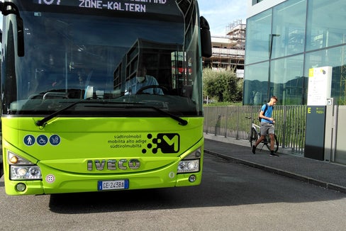 Für die Fahrt zur Arbeit in die Industriezone Bozen Süd oder zur Landesberufsschule Gutenberg gibt es ab 5. September die neue Buslinie 137 von Kaltern. (Foto: LPA/Angelika Schrott)