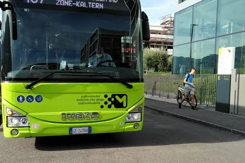 Per raggiungere il posto di lavoro in zona industriale a Bolzano o la Scuola Professionale Provinciale Gutenberg, dal 5 settembre sarà in esercizio la nuova linea di autobus 137 da Caldaro (Foto: ASP/Angelika Schrott)