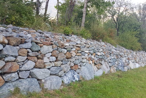 Trockenmauern sind für das Landschaftsbild charakteristisch: Um sie und die damit verbundene Artenvielfalt zu erhalten, wird die Instandsetzung von Trockenmauern auf öffentlichen Flächen im Nationalpark Stilfserjoch finanziert. (Foto: LPA/Landesamt für den Nationalpark Stilfserjoch)
