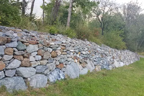 I muretti a secco sono caratteristici del paesaggio culturale altoatesino: per preservarli e preservare la biodiversità ad essi associata, si sta finanziando il restauro dei muretti a secco su terreni pubblici nel Parco nazionale dello Stelvio. (Foto: USP/Ufficio Parco Nazionale dello Stelvio)