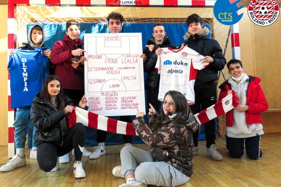 I ragazzi e le ragazze della classe prima del corso Olympia dell'Istituto professionale provinciale per il Commercio, Turismo e Servizi Luigi Einaudi di Bolzano che partecipano al progetto I semi dell'etica (Foto: ASP/Istituto Einaudi di Bolzano