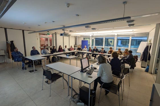 Im Familienbeirat sind Interessensvertretungen und Dienste für Familien, ebenso wie Vertretungen des Landes und der Gemeinden vertreten. (Foto: LPA/Hannes Wisthaler)