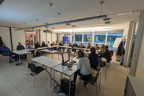 Im Familienbeirat sind Interessensvertretungen und Dienste für Familien, ebenso wie Vertretungen des Landes und der Gemeinden vertreten. (Foto: LPA/Hannes Wisthaler)