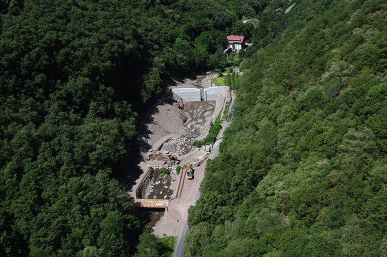 Die alte Sperre im Brantenbach in der Gemeinde Leifers wurde vergangenen Sommer abgebrochen. Nun steht dort eine neue Sperre mit einer Abflusshöhe von zehn Metern. (Foto: LPA/Landesamt für Wildbach- und Lawinenverbauung Süd)