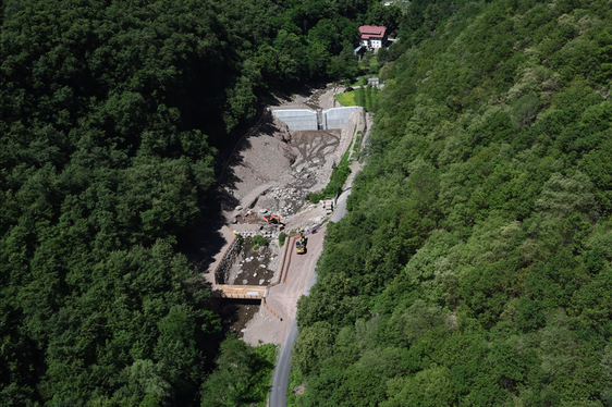 Dopo la demolizione della vecchia briglia, avvenuta l'estate scorsa, ne è stata costruita una nuova con un'altezza di scarico di dieci metri nella stessa posizione e sono state realizzate tre briglie d'immissione in pietre ciclopiche (Foto: ASP/Ufficio provinciale sistemazione bacini montani Sud)