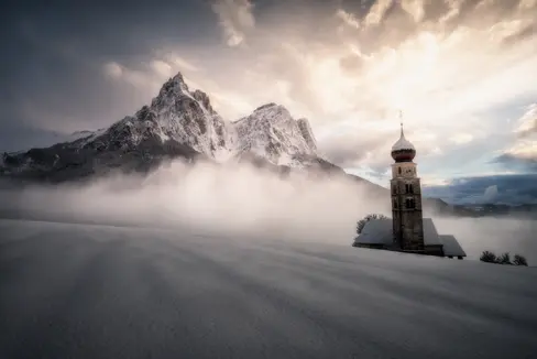 Eines der Motive ist das winterliche St.-Valentin-Kirchlein mit Blick auf Schlern und Santnerspitze in der Gemeinde Kastelruth. (Foto: Ennio Scarcelli)