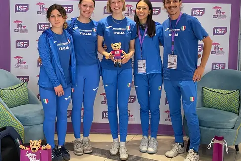 Le atlete altoatesine: da sinistra Hanna Fink, Marion Oberhofer, Julia Moser, Emma Ghirardello Pichler con l'allenatore e professore di educazione fisica Christoph Holzer (Foto: ASP/Ufficio Sport e attività fisica, sport scolastico/Astrid Ferrari)