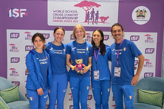 Die Südtiroler Athletinnen (v.l.) Hanna Fink, Marion Oberhofer, Julia Moser, Emma Ghirardello Pichler mit dem Trainer und Sportlehrer Christoph Holzer (Foto: LPA/Pädagogische Abteilung der Deutschen Bildungsdirektion/Astrid Ferrari)