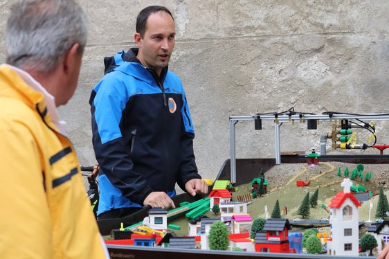 Attraktion Naturgefahrenmodell, ausgeliehen von der Universität München: Jonas Hochkofler von der Agentur für Bevölkerungsschutz zeigt, was das Hochwasser anrichten und wie es eingedämmt werden kann. (Foto: LPA/Maja Clara)