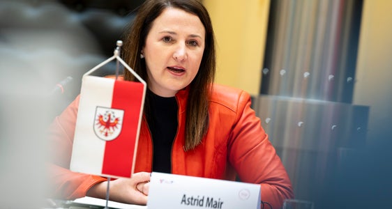 Astrid Mair, assessora provinciale alla Famiglia del Tirolo: “I progetti transfrontalieri come l'EuregioFamilyPass offrono un reale valore aggiunto alla popolazione, soprattutto in tempi di inflazione”. (Foto: USP/Fabio Brucculeri)