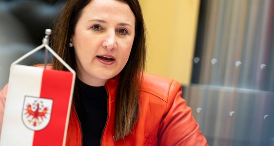 Tirols Familienlandesrätin Astrid Mair: Grenzüberschreitende Projekte wie der EuregioFamilyPass bringen der Bevölkerung einen echten Mehrwert – gerade in Zeiten der Teuerung. (Foto: LPA/Fabio Brucculeri)
