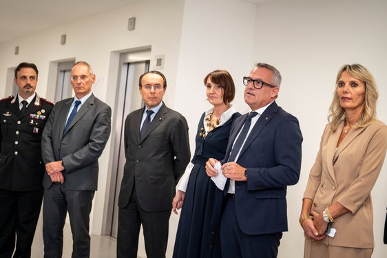 Von links nach rechts: der Kommandant der Carabinieri von Bozen Alessandro d'Errico, der Leitende Staatsanwalt am Landesgericht Bozen Axel Bisignano, der Bozner Quästor Giuseppe Ferrari, Regierungskommissärin Maddalena Travaglini, Landesrat Christian Bianchi und die Präsidentin des Landesgerichts Bozen Francesca Bortolotti.
(Foto: LPA/Fabio Brucculeri)