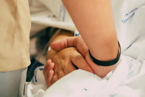 Die gesetzliche Regelung zum assistierten Suizid soll klare Vorgaben für das Gesundheitspersonal in dem bereits vom Verfassungsgericht festgelegten Rahmen schaffen. (Symbolfoto: Unsplash. Das Foto darf nur in Zusammenhang mit dieser Pressemitteilung verwendet werden.)