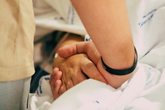 Die gesetzliche Regelung zum assistierten Suizid soll klare Vorgaben für das Gesundheitspersonal in dem bereits vom Verfassungsgericht festgelegten Rahmen schaffen. (Symbolfoto: Unsplash. Das Foto darf nur in Zusammenhang mit dieser Pressemitteilung verwendet werden.)
