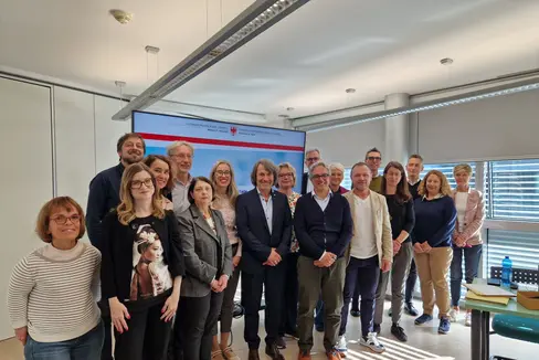 I rappresentanti di varie organizzazioni hanno discusso le misure di prevenzione delle dipendenze nelle scuole durante il primo incontro assieme all'assessore provinciale Hubert Messner (nella foto in prima fila, quarto da sinistra). (Foto: USP/Dipartimento Prevenzione sanitaria e Salute )