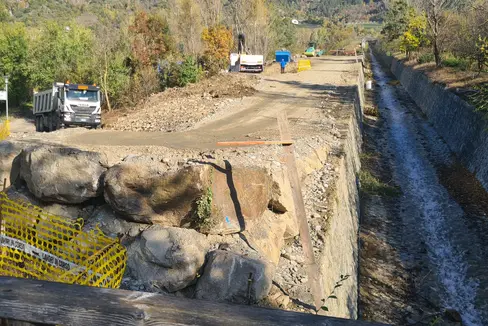 Sul rio Vezzano, nell'area del campo sportivo di Vezzano, si sta alzando il muro di protezione dell'argine per ottenere un’adeguata portata del bacino. (Foto: USP/Ufficio Sistemazione bacini montani ovest)