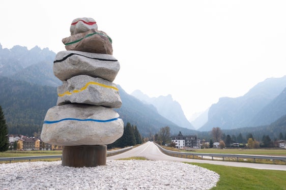In Toblach steht, ebenso wie in St. Lorenzen, Auer, Antholz und Vetzan/Schlanders, eine Steinkonstruktion, die als Stoanerne Mandln Olympia nach Südtirol bringt. (Foto: LPA/Jacopo Coen)