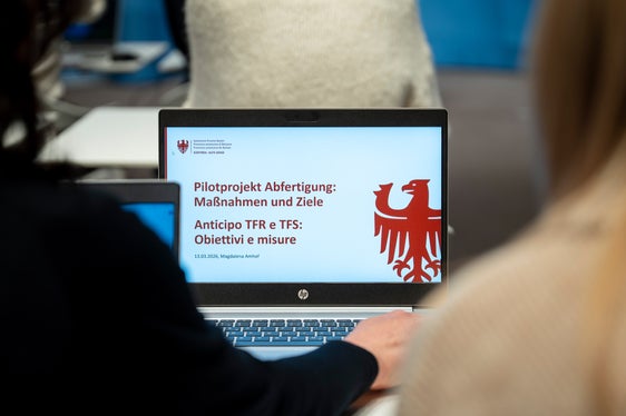 Die Landesregierung hat am 13. März einen weiteren Schritt zur vorzeitigen Auszahlung der Abfertigung im öffentlichen Dienst gesetzt. (Foto: LPA/Fabio Brucculeri)