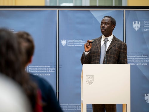 Fernando Biague, Co-Autor des Südtiroler Abschnitts des Jahrbuchs, stellte in Bozen den italienweiten Teil des Dossiers vor und gab einen Überblick über die aktuellen Einwanderungszahlen in Italien. (Foto: LPA/Fabio Brucculeri)