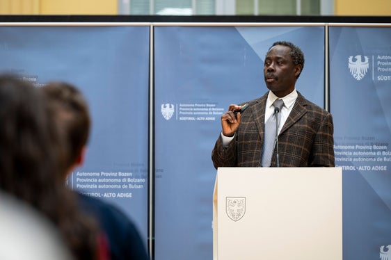 Fernando Biague, Co-Autor des Südtiroler Abschnitts des Jahrbuchs, stellte in Bozen den italienweiten Teil des Dossiers vor und gab einen Überblick über die aktuellen Einwanderungszahlen in Italien. (Foto: LPA/Fabio Brucculeri)
