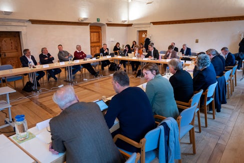 Die Mitglieder der Landesregierung haben sich am 14. April mit den Bürgermeisterinnen und Bürgermeistern des Vinschgaus getroffen und dabei unter anderem über aktuelle Themen aus den Bereichen Gesundheit und Soziales gesprochen. (Foto: LPA/Fabio Brucculeri)