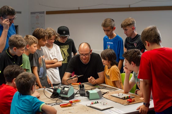 Hauptsächlich mit Elektronik in analoger und digitaler Form beschäftigten sich die Schülerinnen und Schüler des Workshops Steuern und regeln – die Welt der Elektronik. (Foto: LPA/Bildungsdirektion/Maria Gapp)