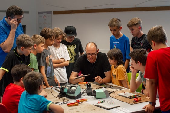 Hauptsächlich mit Elektronik in analoger und digitaler Form beschäftigten sich die Schülerinnen und Schüler des Workshops Steuern und regeln – die Welt der Elektronik. (Foto: LPA/Bildungsdirektion/Maria Gapp)