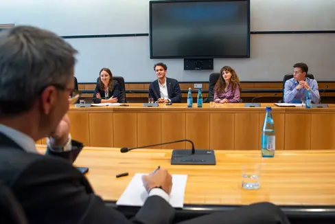 Nuovi modelli per garantire il finanziamento degli studentati. Il presidente Kompatscher (in primo piano) con i rappresentanti di sh.asus: (da sinistra) Scherer, von Walther (vicepresidente), Benedikter (presidente) e Pini
(Foto: ASP/Fabio Brucculeri)