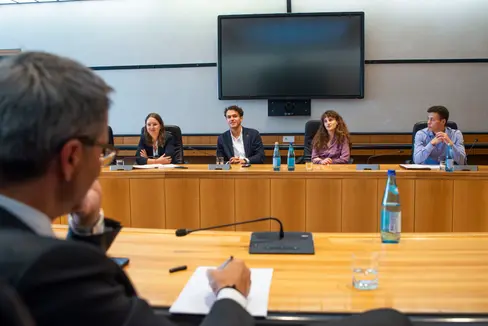 Nuovi modelli per garantire il finanziamento degli studentati. Il presidente Kompatscher (in primo piano) con i rappresentanti di sh.asus: (da sinistra) Scherer, von Walther (vicepresidente), Benedikter (presidente) e Pini
(Foto: ASP/Fabio Brucculeri)