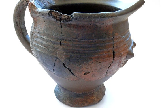 In Villanders-Plunacker wurden Überreste einer jungsteinzeitlichen Siedlung gefunden. Dieser spätbronzezeitliche Krug (Ende 2. Jahrtausend vor Christus) und weitere Fundstücke kann man am 10. November in einer Ausstellung im Amt für Archäologie besichtigen. (Foto: LPA/Amt für Archäologie)