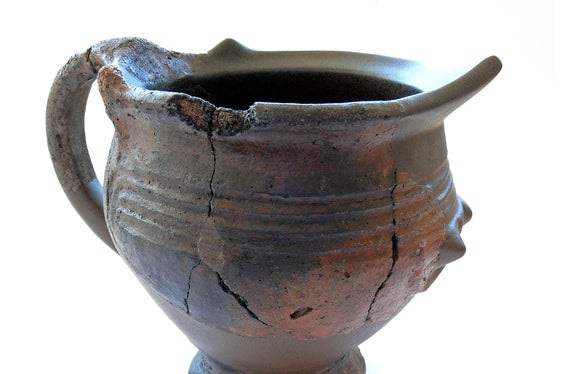 In Villanders-Plunacker wurden Überreste einer jungsteinzeitlichen Siedlung gefunden. Dieser spätbronzezeitliche Krug (Ende 2. Jahrtausend vor Christus) und weitere Fundstücke kann man am 10. November in einer Ausstellung im Amt für Archäologie besichtigen. (Foto: LPA/Amt für Archäologie)