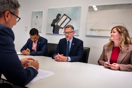 Il colloquio tra il presidente Kompatscher e il console generale degli Stati Uniti a Milano, affiancato da Sunil Ravi, coordinatore per le Olimpiadi 2026 presso il Consolato generale degli Stati Uniti a Milano, e Alessia Pastorutti, Political Specialist presso il Consolato generale degli Stati Uniti a Milano (Foto: USP/Fabio Brucculeri)