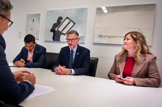 Il colloquio tra il presidente Kompatscher e il console generale degli Stati Uniti a Milano, affiancato da Sunil Ravi, coordinatore per le Olimpiadi 2026 presso il Consolato generale degli Stati Uniti a Milano, e Alessia Pastorutti, Political Specialist presso il Consolato generale degli Stati Uniti a Milano (Foto: USP/Fabio Brucculeri)