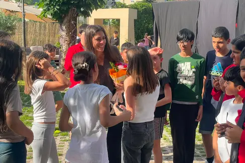 Una rete virtuosa dove i giovani sono protagonisti. L'educatrice teatrale Maria Giulia Scarcella con le ragazze e i ragazzi del PET presso Villa delle Rose a Bolzano. (Foto: USP)