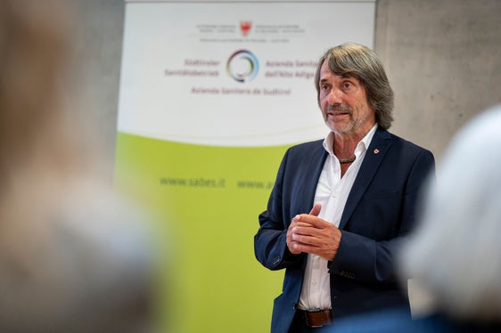Für Gesundheitslandesrat Messner bringt das Zertifikat zum Ausdruck, dass im Sanitätsbetrieb auch die Menschen, die hinter den gesundheitlichen Leistungen stehen, wichtig sind. (Foto: LPA/Fabio Brucculeri)