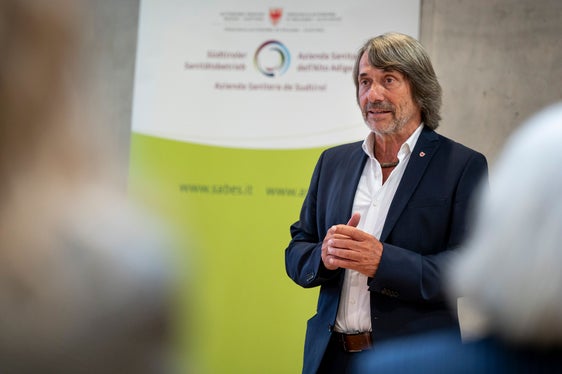 Per l'assessore alla Prevenzione sanitaria e Salute Messner, il certificato sottolinea l'importanza delle persone che lavorano dietro le quinte nel settore sanitario. (Foto: USP/Fabio Brucculeri)