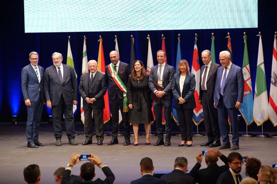 Il presidente della Provincia autonoma di Bolzano, Arno Kompatscher (primo da sinistra), sul palco del Teatro Piccinni con (da sinistra a destra) il presidente della Regione Puglia Emiliano, il presidente della Regione Campania De Luca, il sindaco di Bari Leccese, la presidente della Regione Sardegna Todde, il presidente del Friuli-Venezia Giulia e della Conferenza delle Regioni e delle Province autonome Fedriga, la presidente della Regione Umbria Tesei, il presidente della Regione Basilicata Bardi ed il presidente della Regione Toscana Giani (Foto: Conferenza delle Regioni e delle Province autonome)