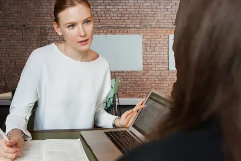 Eine Sachwalterin oder ein Sachwalter unterstützt Menschen, die in ihrer Handlungsfähigkeit eingeschränkt sind, zum Beispiel bei Behördengängen. (Foto: Pexels)