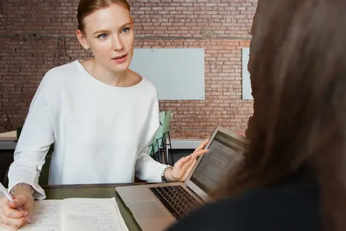 L'amministratore di sostegno è una figura che assiste le persone con ridotta capacità di agire, ad esempio nelle pratiche amministrative (Foto: Pexels)