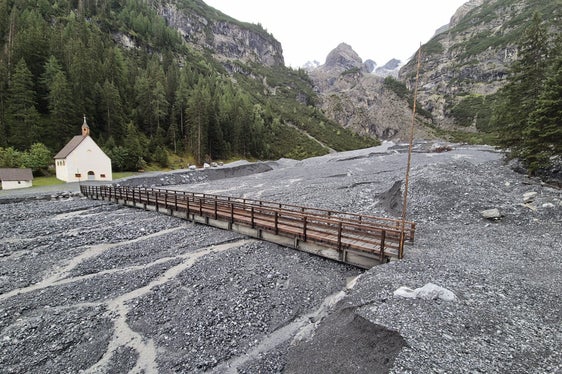 La situazione dopo la colata detritica nel Rio di Plaies e nel Rio Vedretta del Circo a Trafoi il 21 agosto; a sinistra, il santuario delle Tre Fontane Sacre. (Foto: USP/Ufficio Sistemazione bacini montani ovest dell'Agenzia per la Protezione civile)